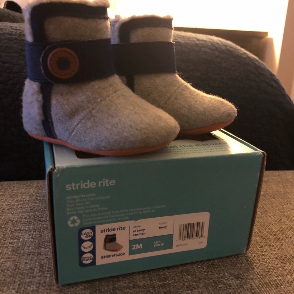 New in box Stride Rite Cozy Carmen Crib Booties shoes boots size 2 (3-6 months)